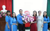 Ban Nữ công Liên đoàn lao động huyện Bù Gia Mập tổ chức họp mặt tặng 100 phần quà cho cán bộ nữ công đoàn cơ sở